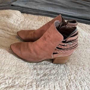 Carlos By Carlos Santana Womens Suede Braided Ankle Booties - Dusty Rose 6.5